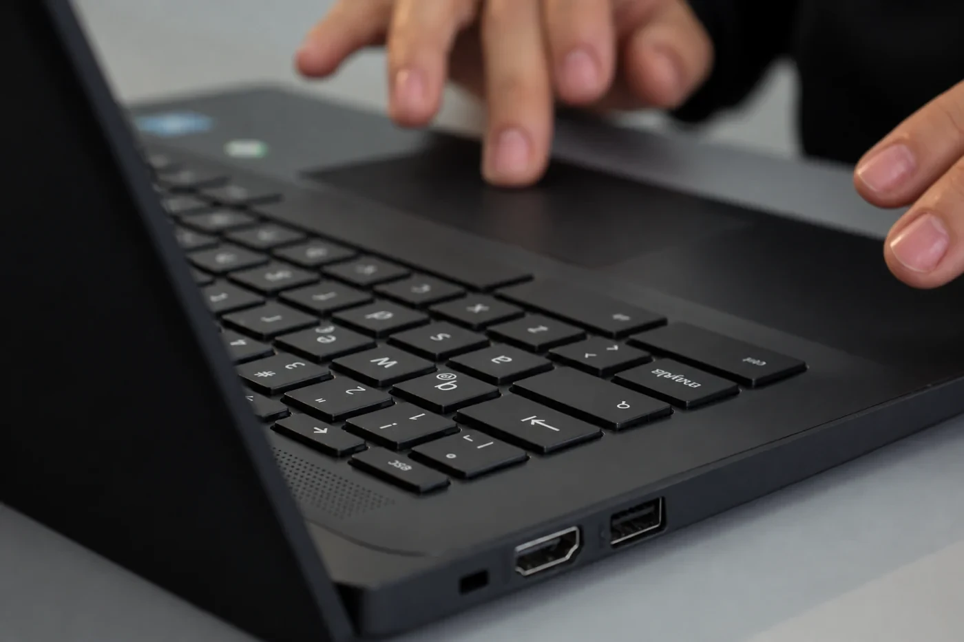 Conexión HDMI del equipo docente; no corresponde a las 40 Chromebooks del alumnado