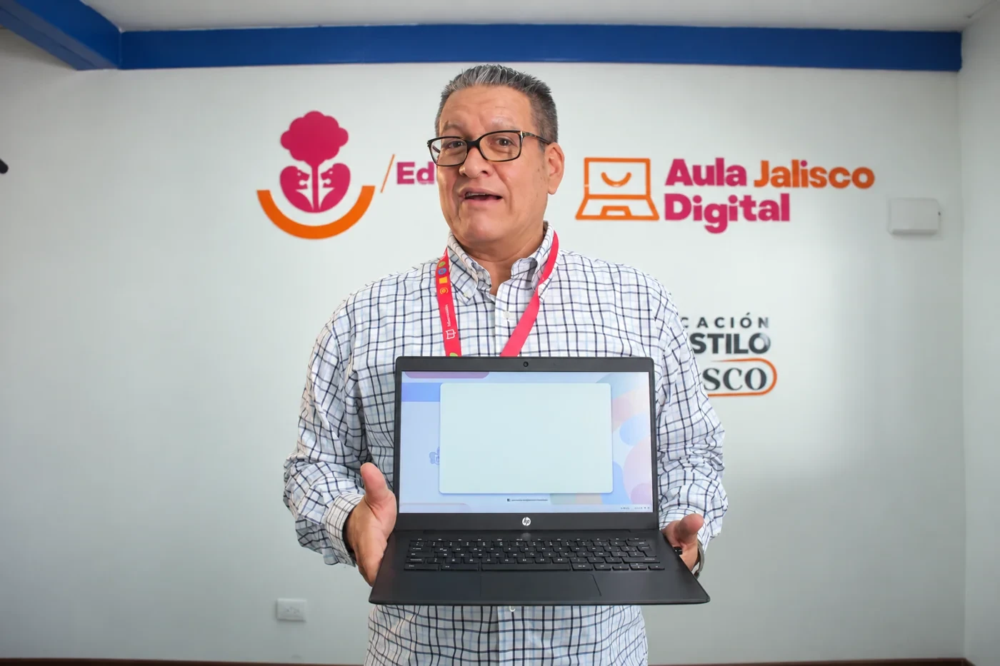 Docente mostrando una Chromebook