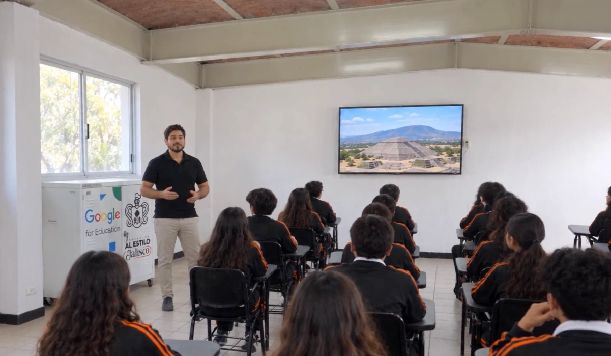 El docente comparte indicaciones con el grupo junto al Aula Google