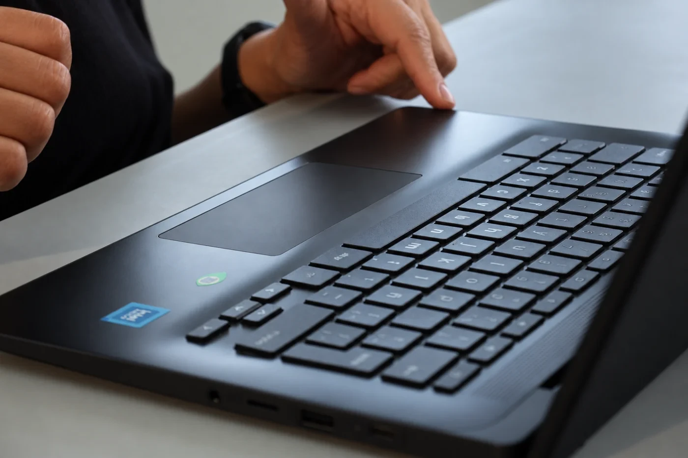 Demostración del uso del panel táctil de una Chromebook