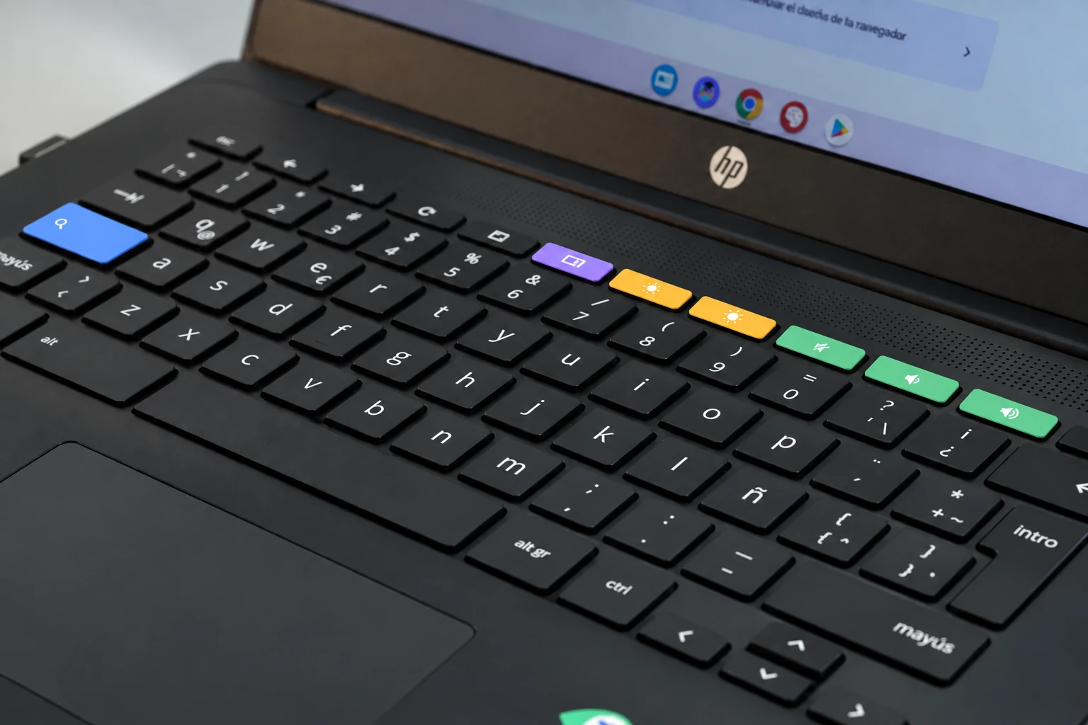 Teclado de Chromebook con Búsqueda, Mostrar ventanas, brillo y volumen resaltados en color