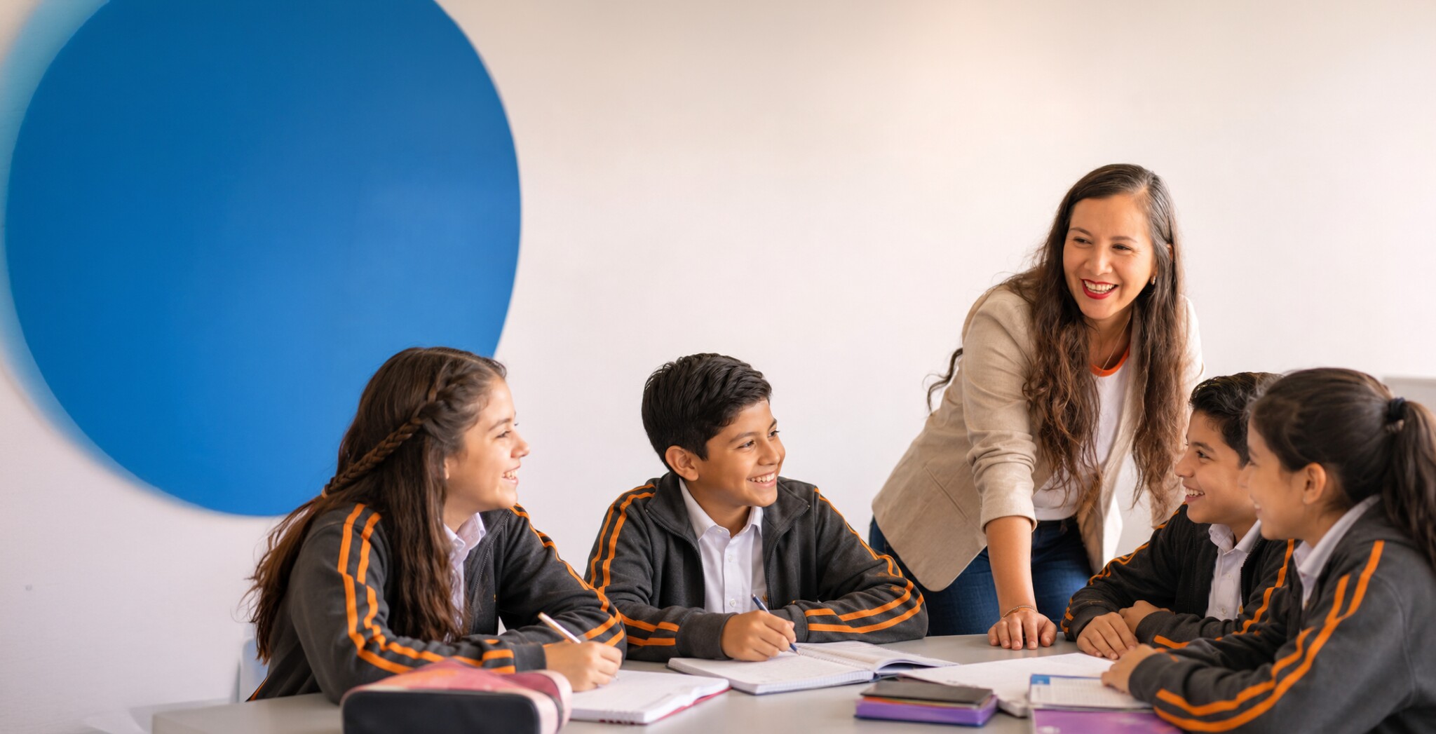 Docente dialogando con estudiantes durante una actividad de formación