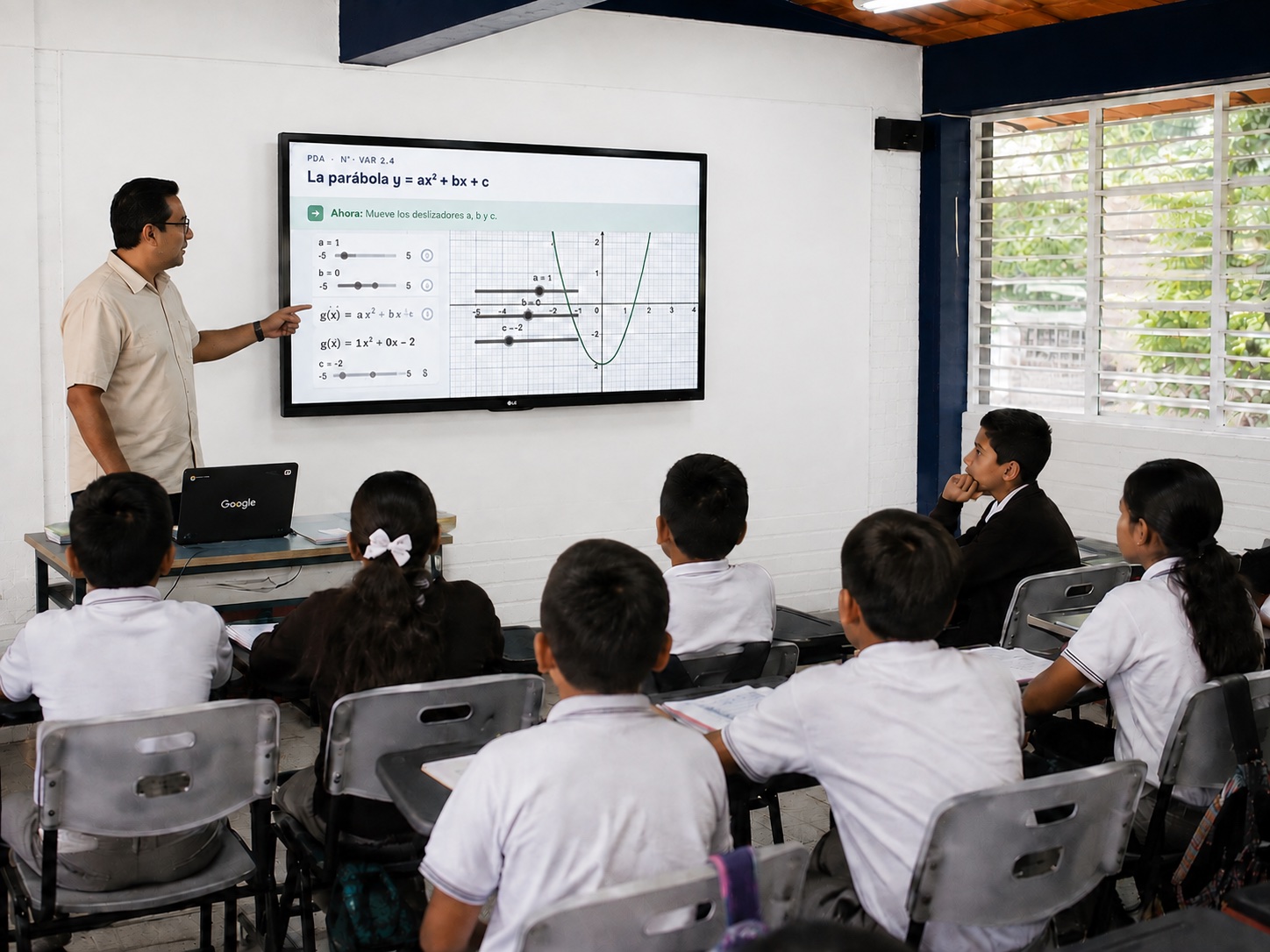 Docente explicando una actividad matemática con GeoGebra